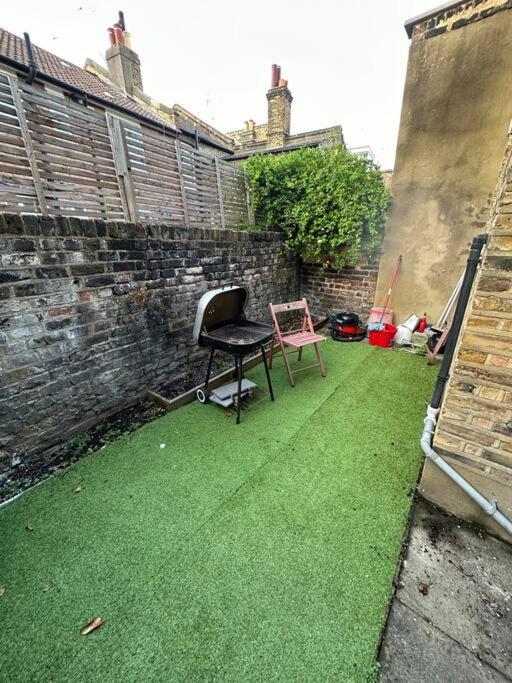 Cozy 2 Bed Flat ! Amazing Bath! Apartment London