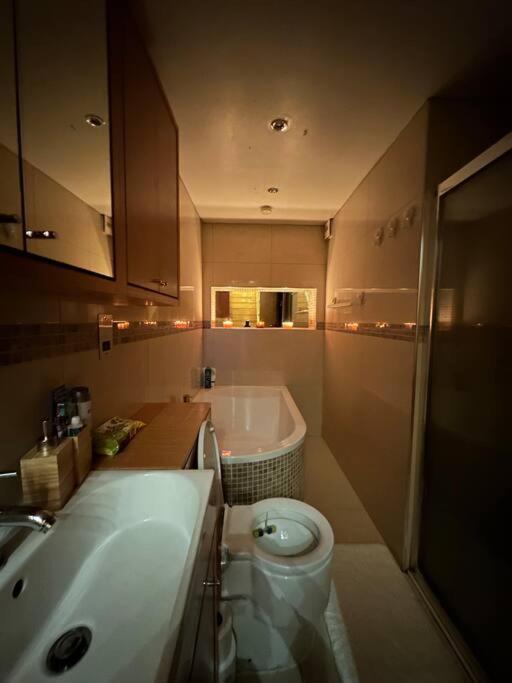 Cozy 2 Bed Flat ! Amazing Bath! * London
