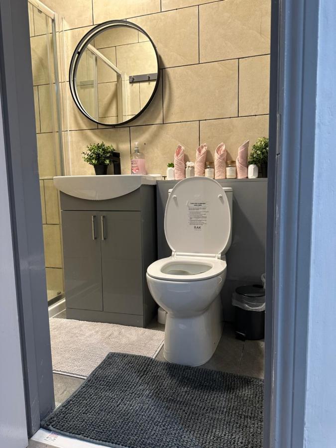 Acton High Street Apartment *