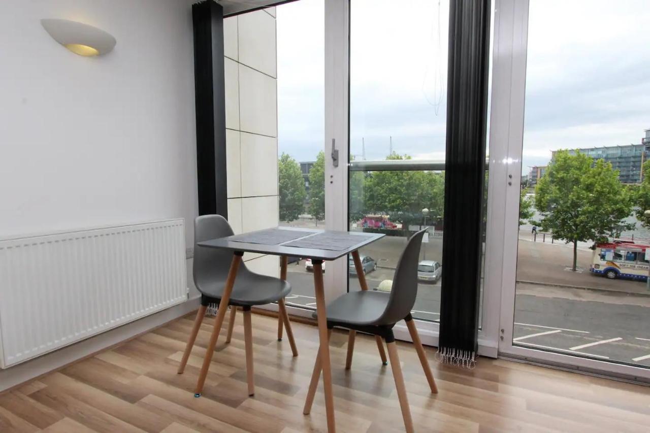 1 Bedroom With Dock Views In E16 Apartment
