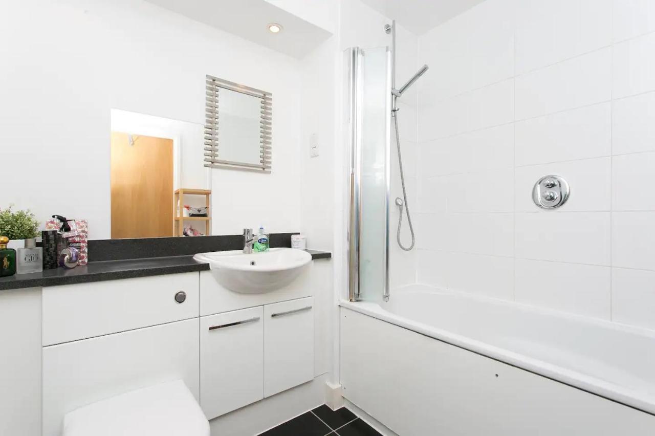 Apartment 1 Bedroom With Dock Views In E16 *