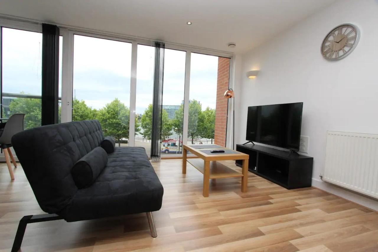 1 Bedroom With Dock Views In E16 Apartment *
