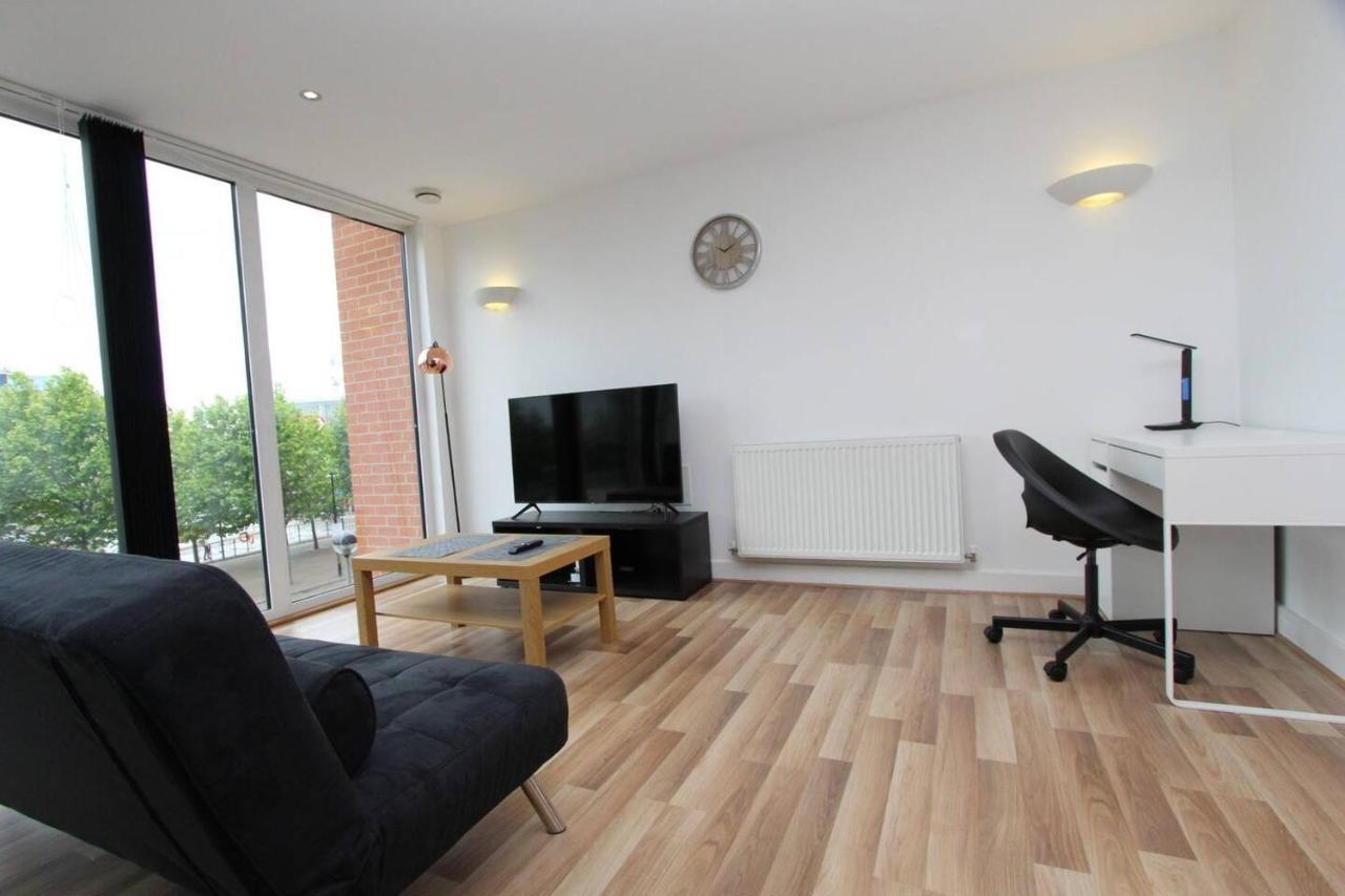 1 Bedroom With Dock Views In E16 Apartment