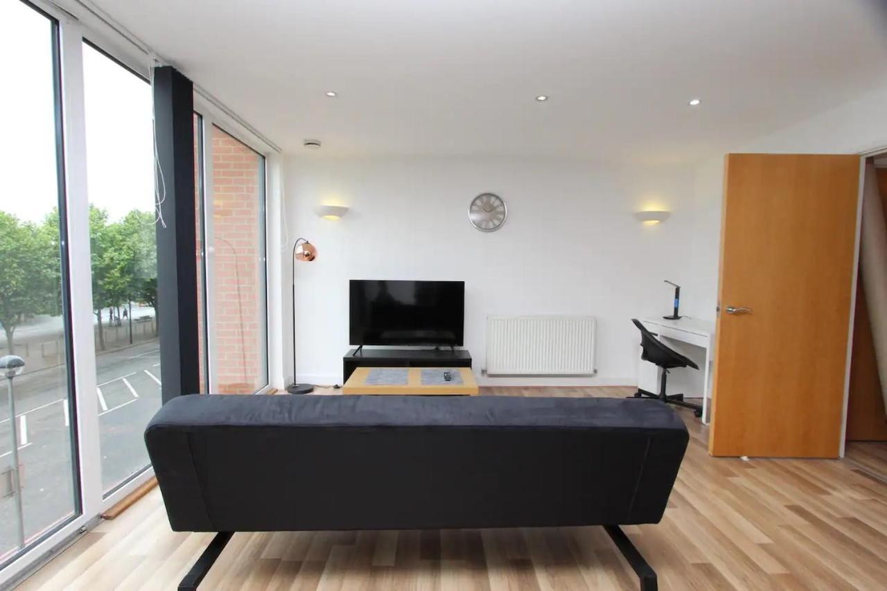 1 Bedroom With Dock Views In E16 Apartment *