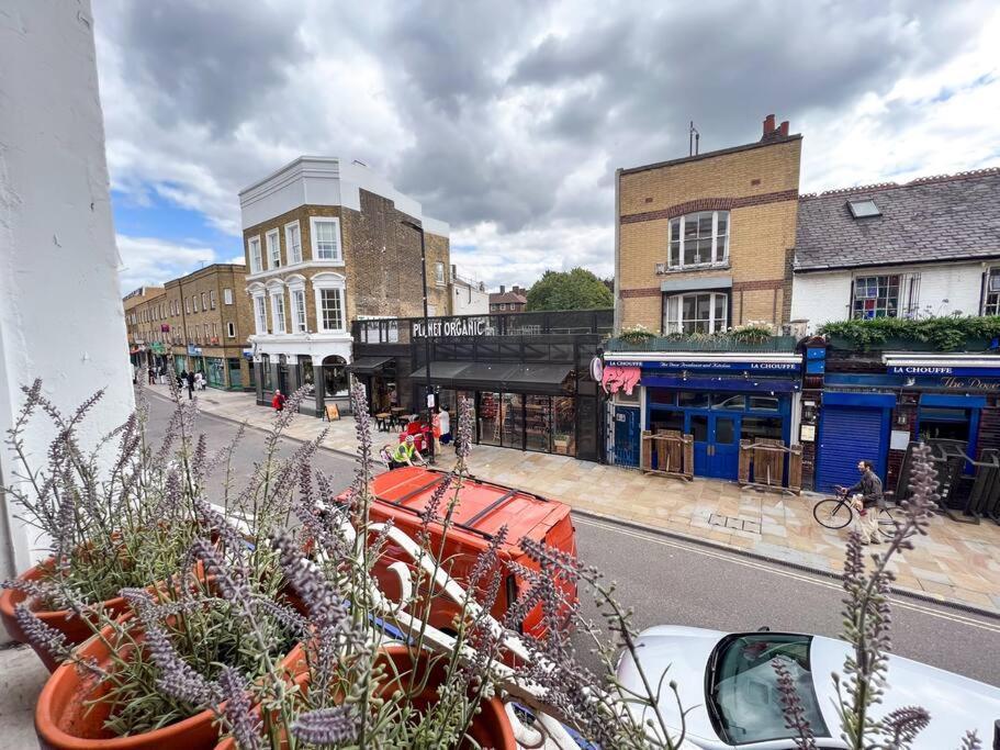Bijou Flat On Broadway Market Leilighet London