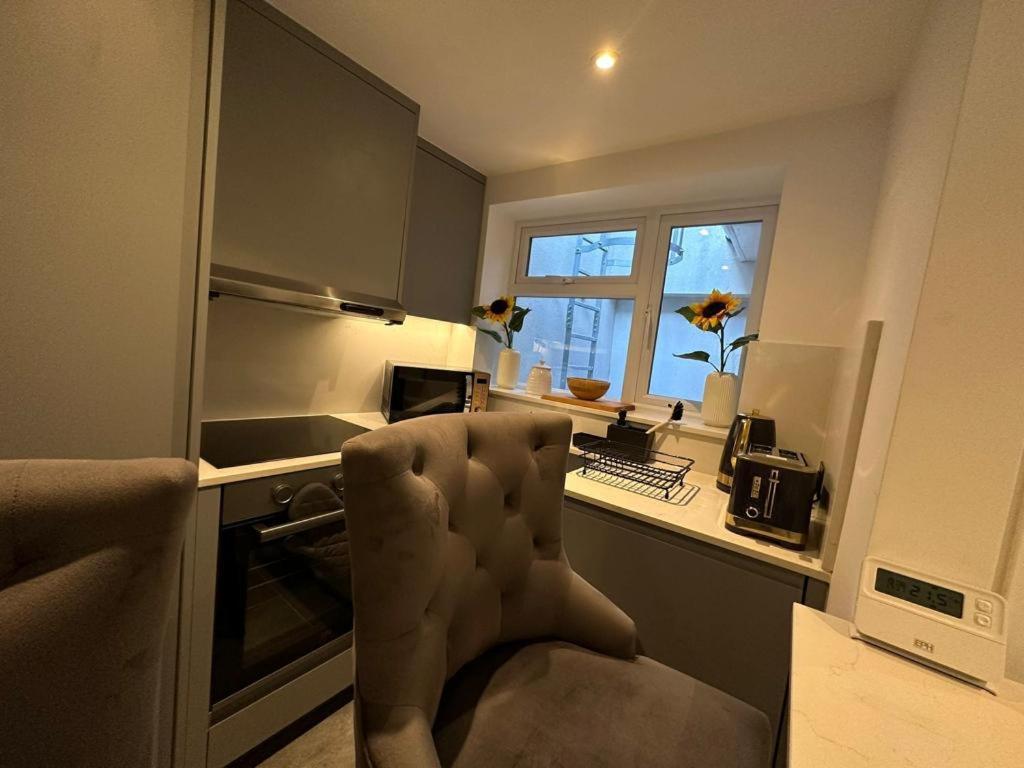 Two Bedroom House In Kilburn * Londen