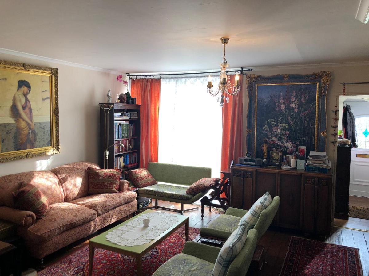 Bed & Breakfast House O' Books *