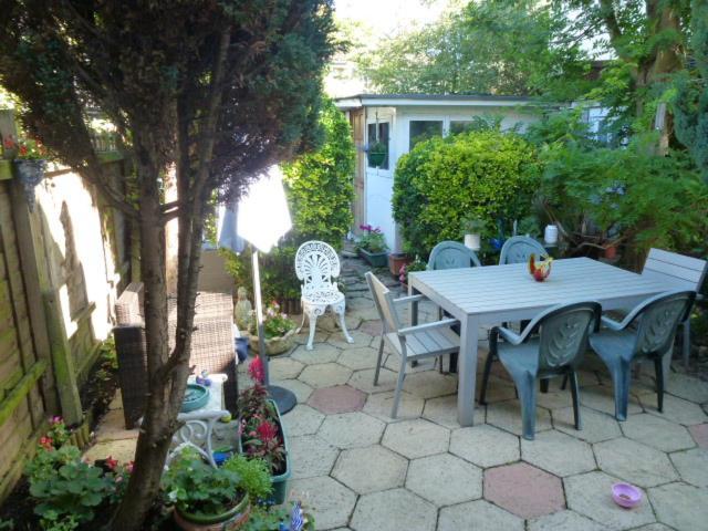 Bed & Breakfast House O' Books