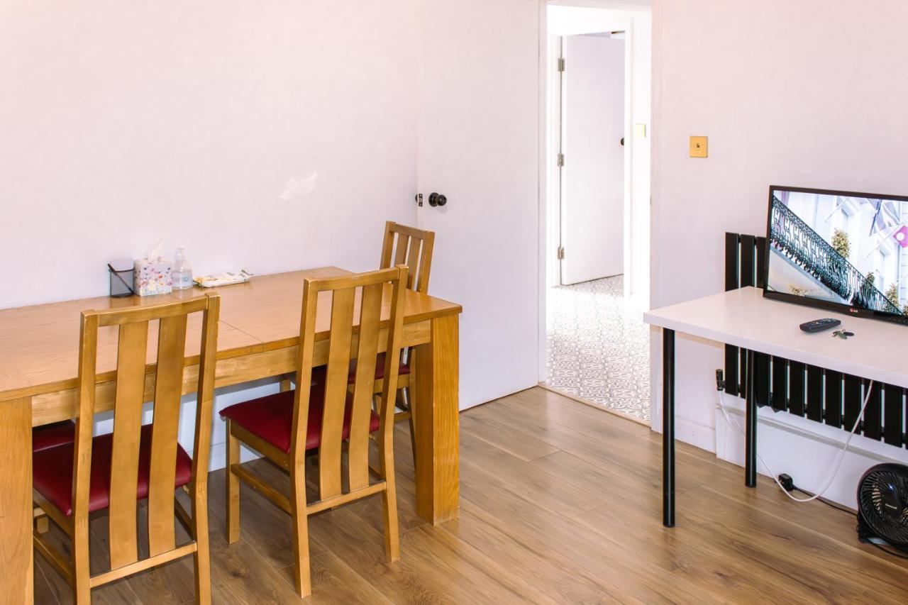 Appartement 4 Bedroom Near Centre 2-min Walk To Metro !! Business & Family Friendly!! Londen