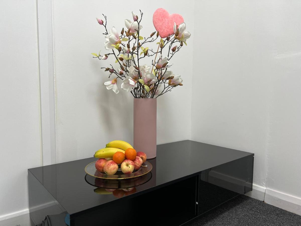 Grand Bleu - - Next To Piccadilly Line Tube Station & Brand New Facilities Londen