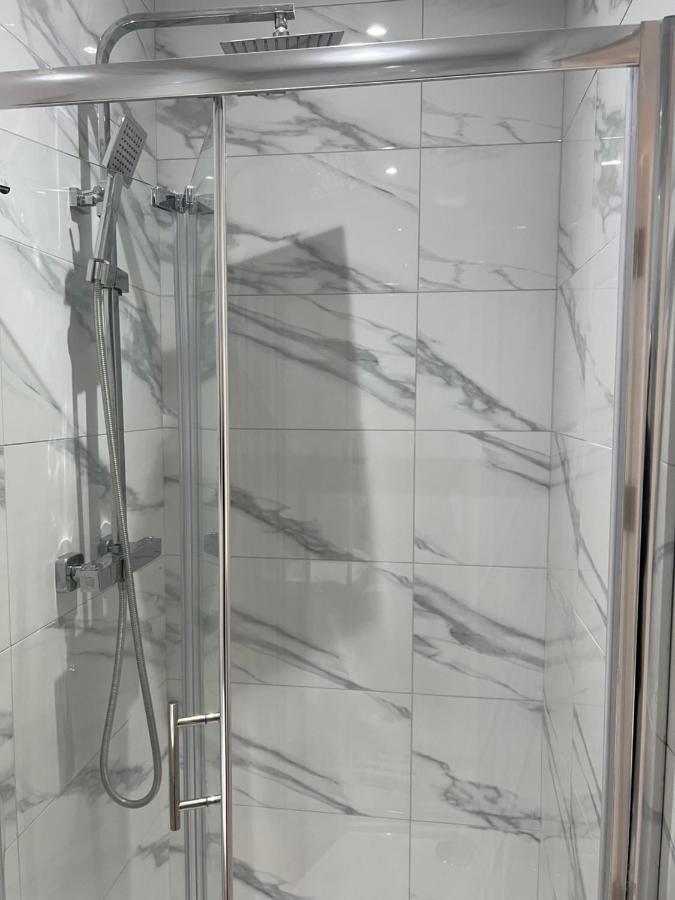 Hotell Grand Bleu - - Next To Piccadilly Line Tube Station & Brand New Facilities