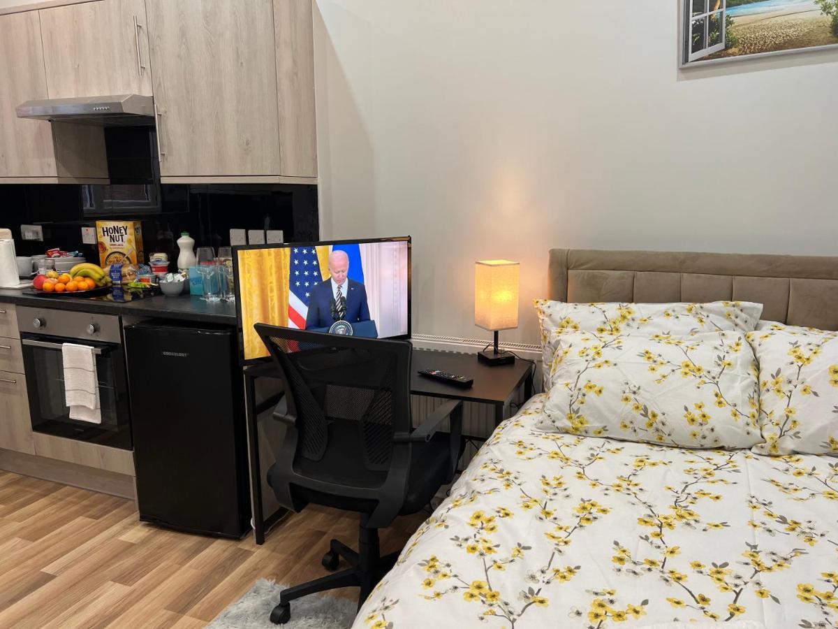 Grand Bleu - - Next To Piccadilly Line Tube Station & Brand New Facilities Hotel Londen