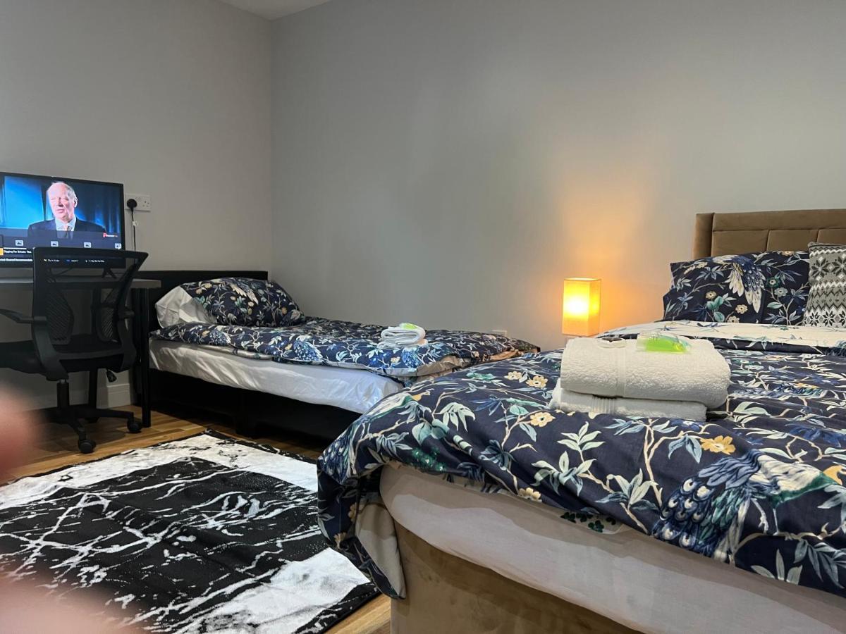 Grand Bleu - - Next To Piccadilly Line Tube Station & Brand New Facilities Londen