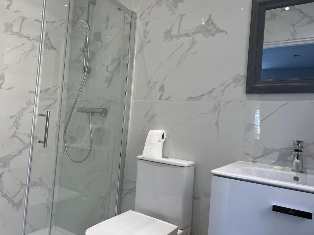 Grand Bleu - - Next To Piccadilly Line Tube Station & Brand New Facilities Hotell London