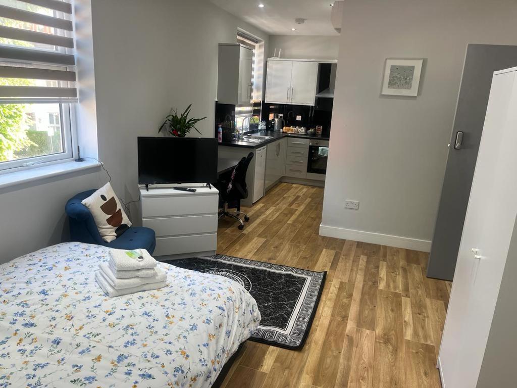 Grand Bleu - - Next To Piccadilly Line Tube Station & Brand New Facilities Hotell