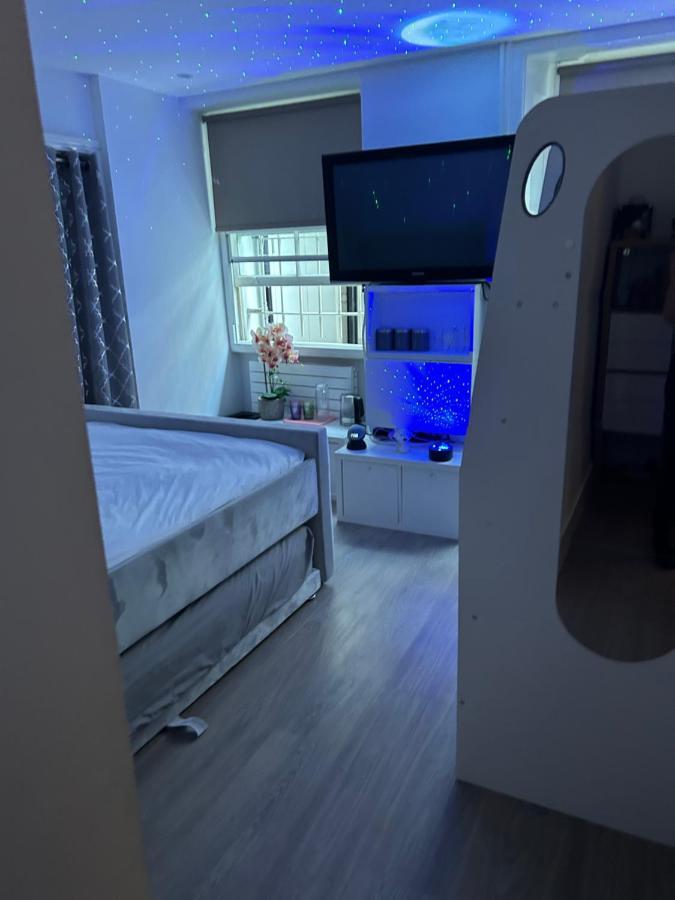 Homestay Oasis: Urban Retreat With Breakfast And Yoga *