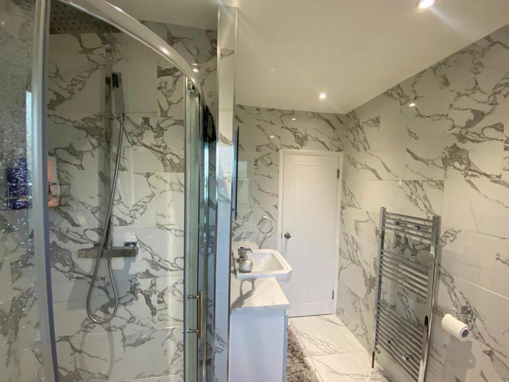 Privat overnatting Twin/king Private Bedrooms In Beautiful Homestay With Private Parking London