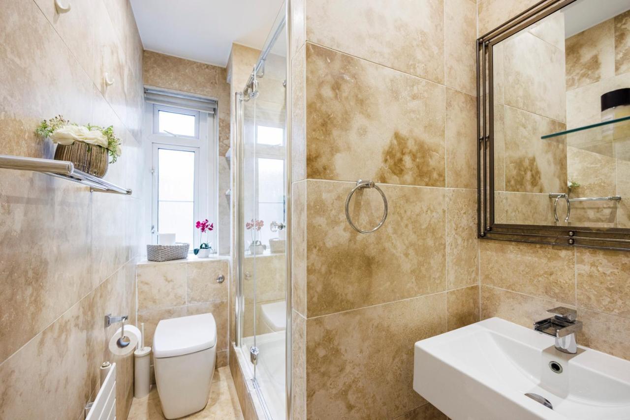 One Bedroom Near Russell Square * Londen