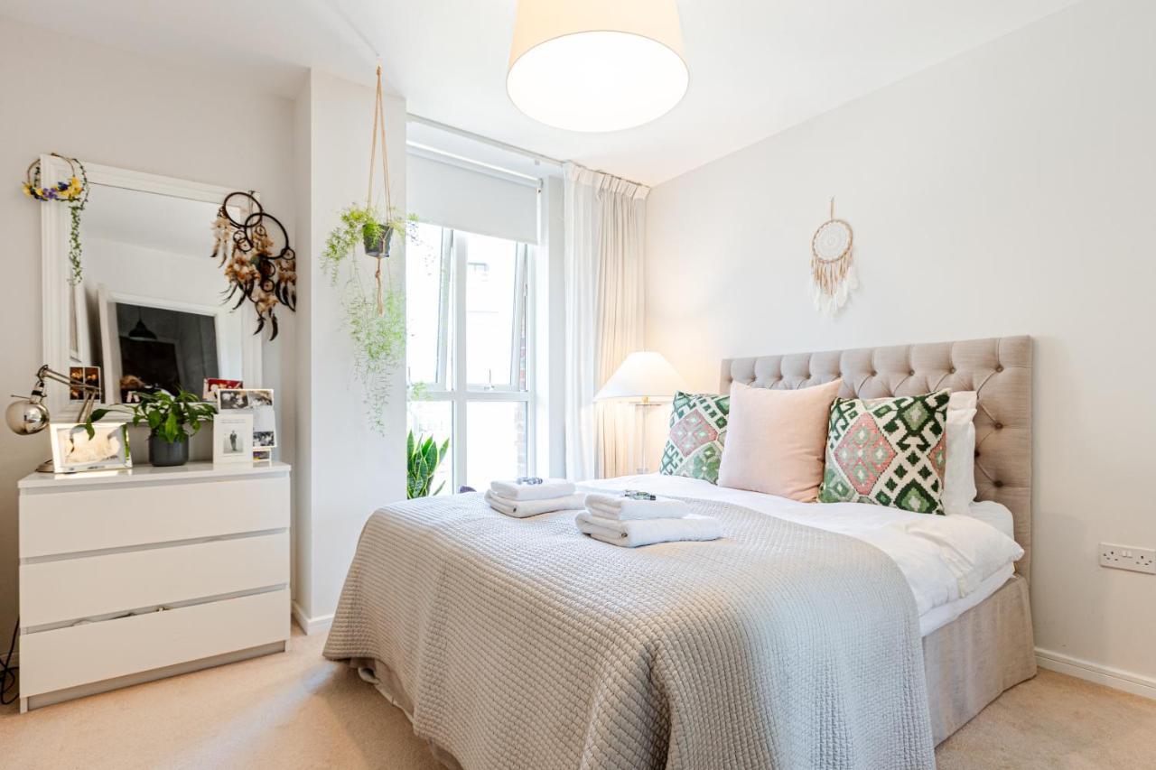 Modern 1 Bedroom Flat Wbalcony Near Canary Wharf Apartment