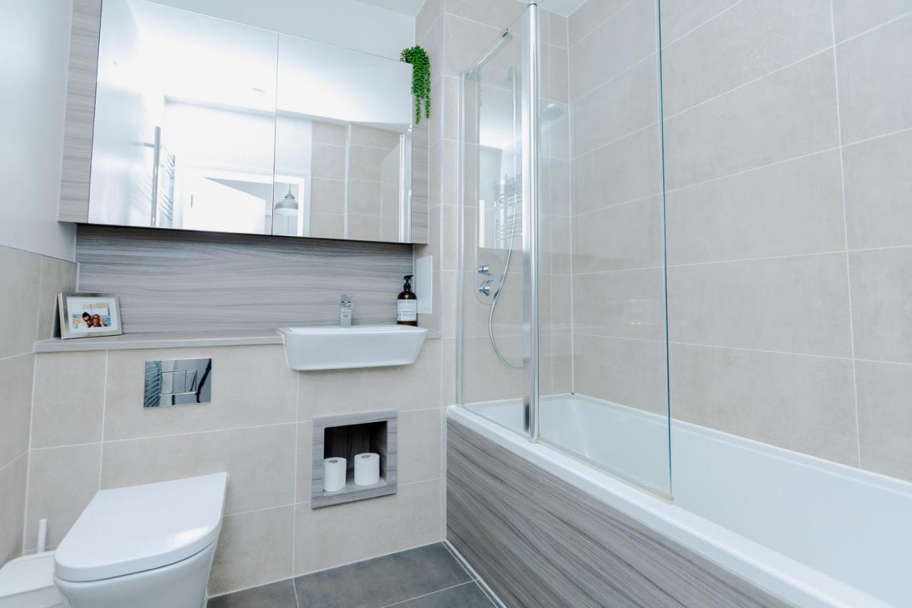 Modern 1 Bedroom Flat Wbalcony Near Canary Wharf Apartment