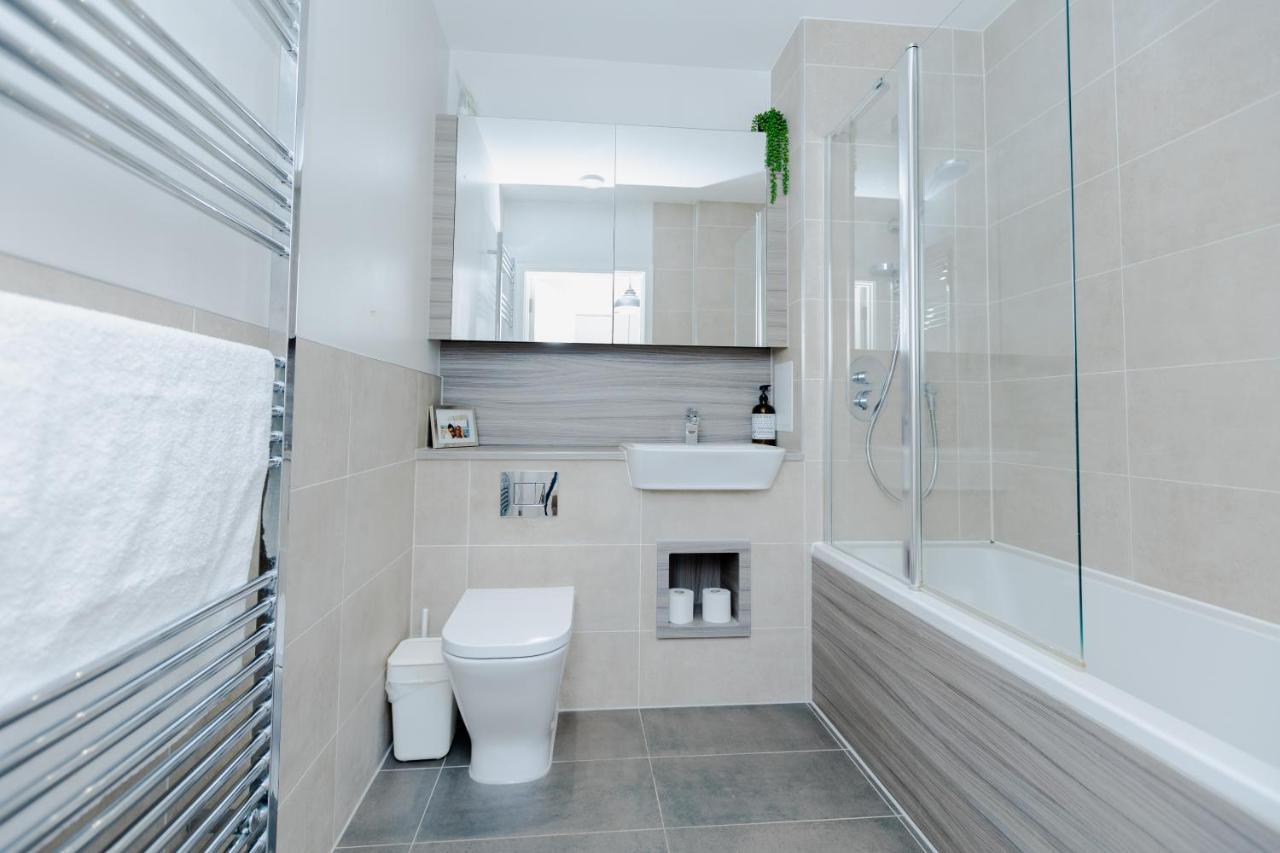 Modern 1 Bedroom Flat Wbalcony Near Canary Wharf