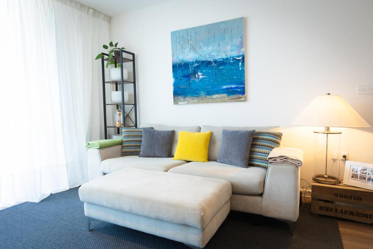 Modern 1 Bedroom Flat Wbalcony Near Canary Wharf Apartment London