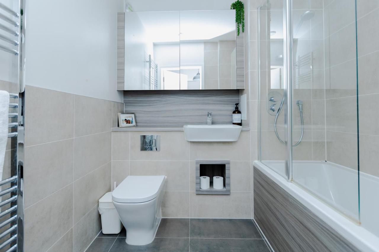 Modern 1 Bedroom Flat Wbalcony Near Canary Wharf London