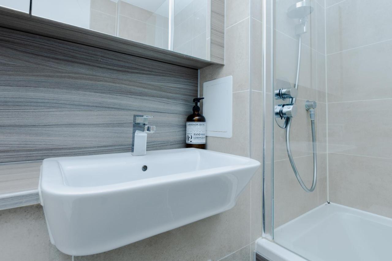 Modern 1 Bedroom Flat Wbalcony Near Canary Wharf Apartment