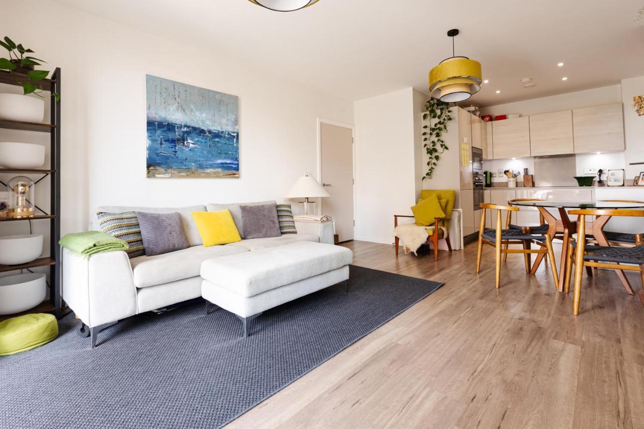 Modern 1 Bedroom Flat Wbalcony Near Canary Wharf Apartment London