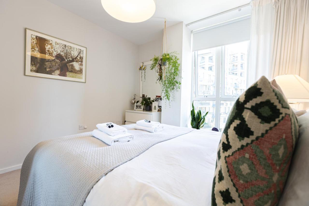Modern 1 Bedroom Flat Wbalcony Near Canary Wharf * London