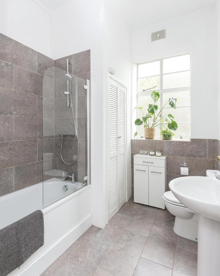 Chic 1 Bedroom In Bloomsbury, Sleeps 4 * Londen