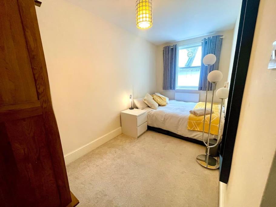 Apartment Entire 2 Bedrooms Flat In Victoria, *