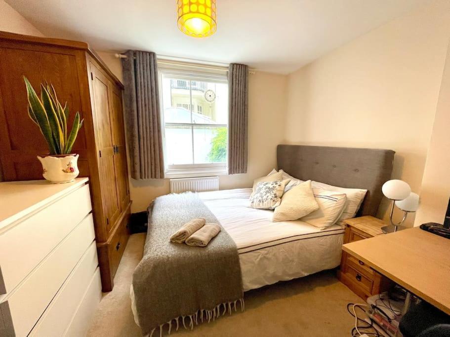 Entire 2 Bedrooms Flat In Victoria,