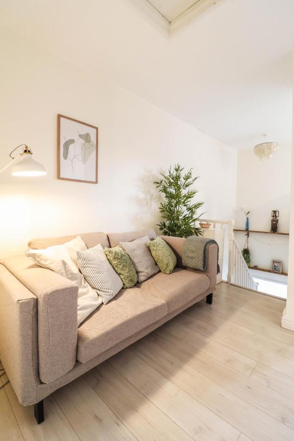 Right By Oval Station 2-Bed Flat ! Free Wifi! *