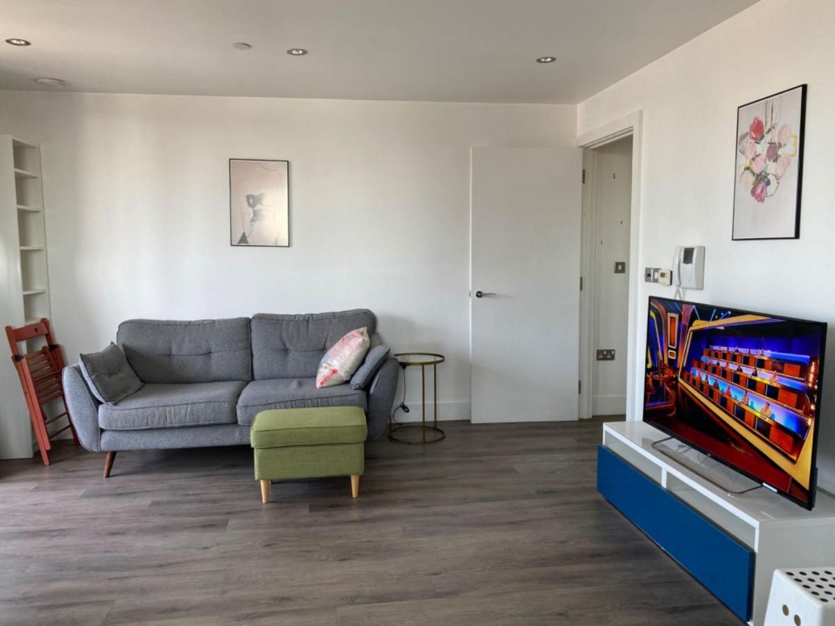 Morden 2bed2bath Zone2 City/river View London