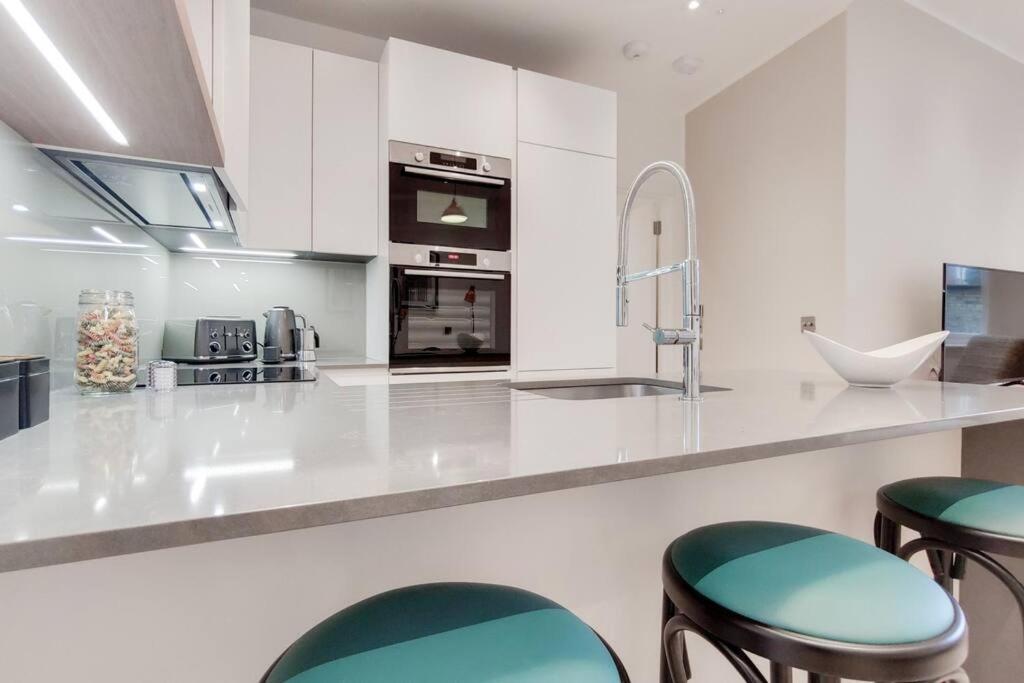 Apartment 11 Borough - Bright & Spacious 2-bed Near Bridge *