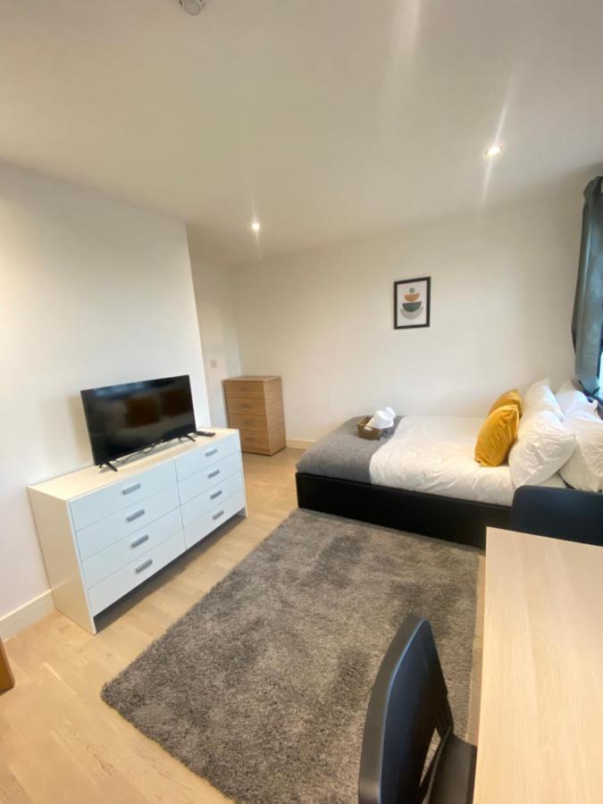 Cozy En-suite Near Stratford Gjestgiverier London