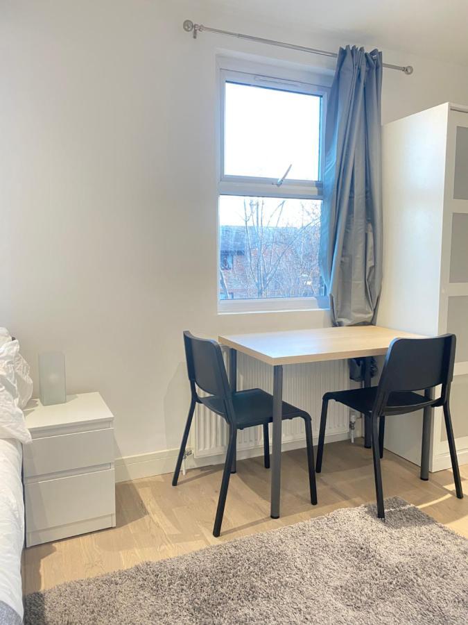 Cozy En-suite Near Stratford Gjestgiverier London