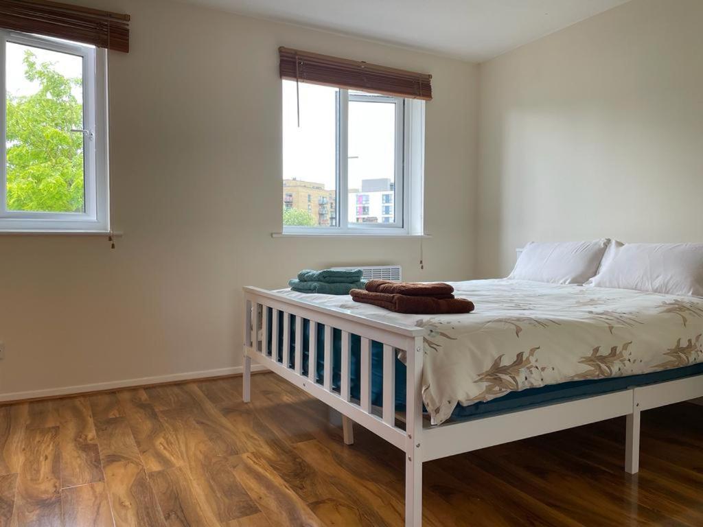Self Contained 1 Bed Flat Next To Transport For Canary Wharf And Excel, O2 With Free Parking Appartement Londen
