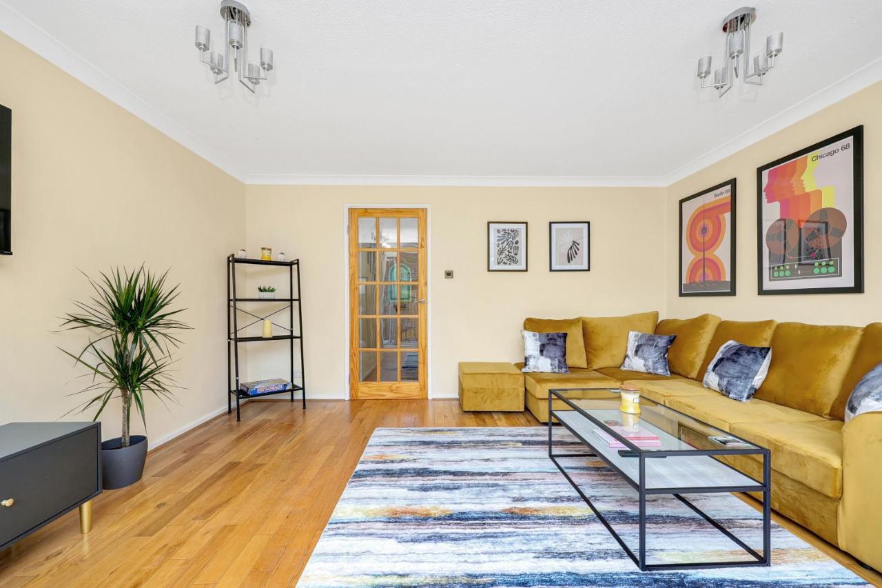 Charming 3 Bedroom House Short Term & Flexible Renting Canary Wharf With Free Wifi & Garden