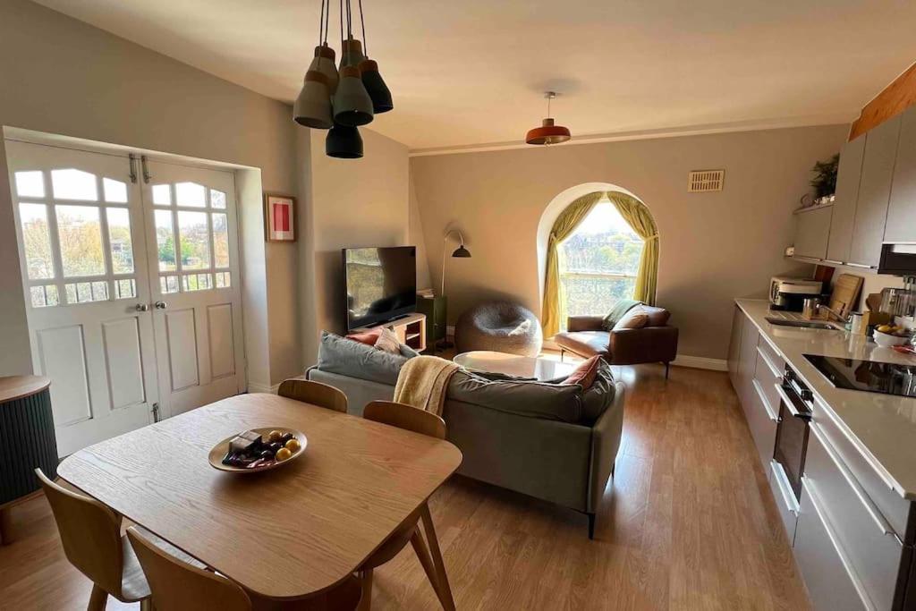 Peaceful Bright City Hide Away With Parking Leilighet London
