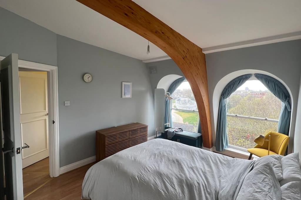 Peaceful Bright City Hide Away With Parking Leilighet *
