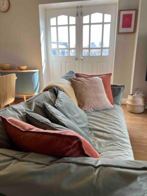 Peaceful Bright City Hide Away With Parking Leilighet London