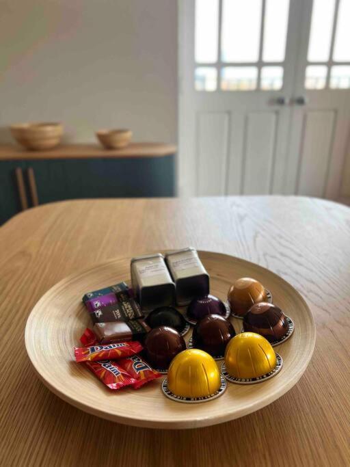 Peaceful Bright City Hide Away With Parking Leilighet London