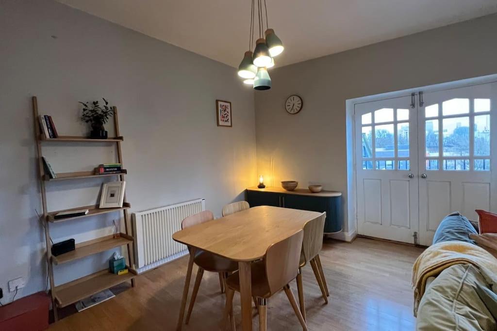 Peaceful Bright City Hide Away With Parking Leilighet *
