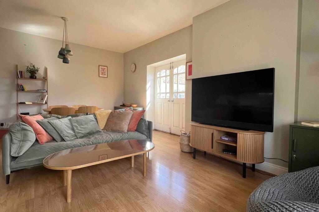 Peaceful Bright City Hide Away With Parking Leilighet London