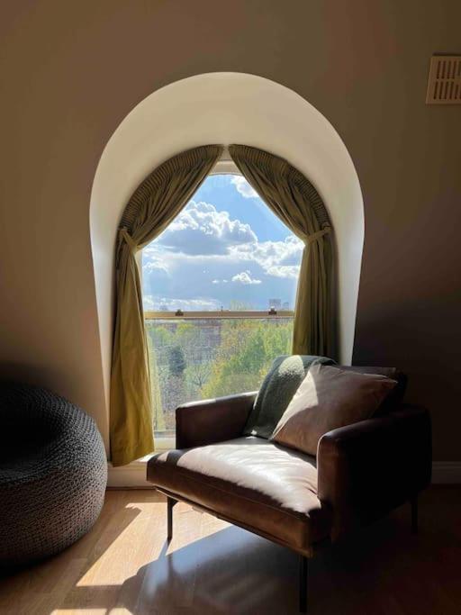 Peaceful Bright City Hide Away With Parking Leilighet London