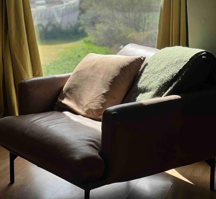 Peaceful Bright City Hide Away With Parking Leilighet London