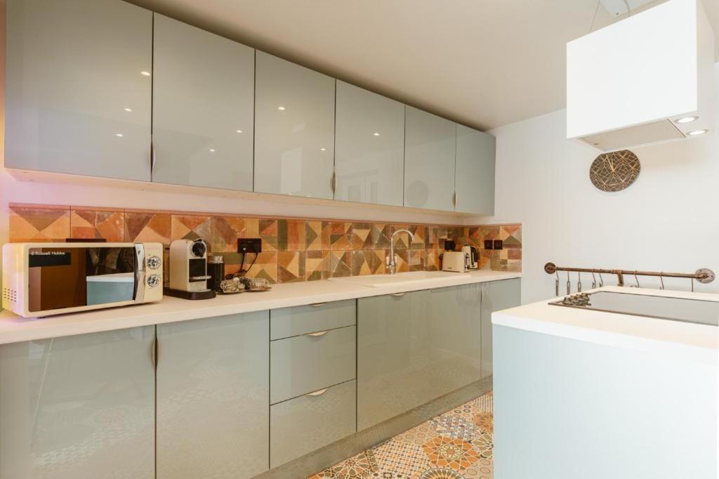 Big House With En-suites A Big Garden And Hot-tub Near Tower Bridge Villa *