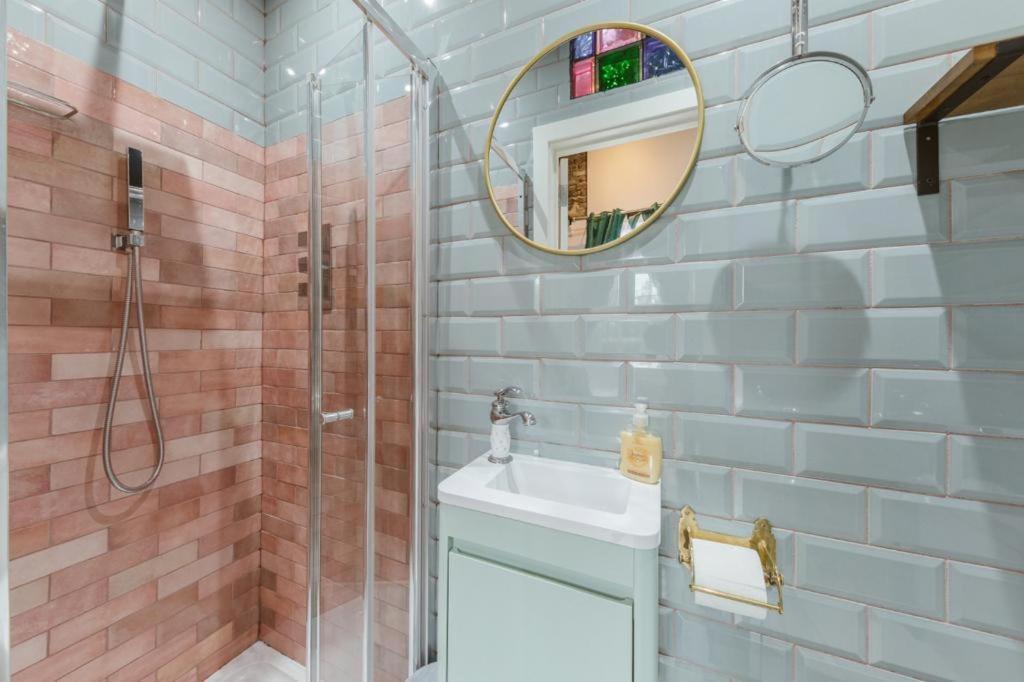 Big House With En-suites A Big Garden And Hot-tub Near Tower Bridge Villa London